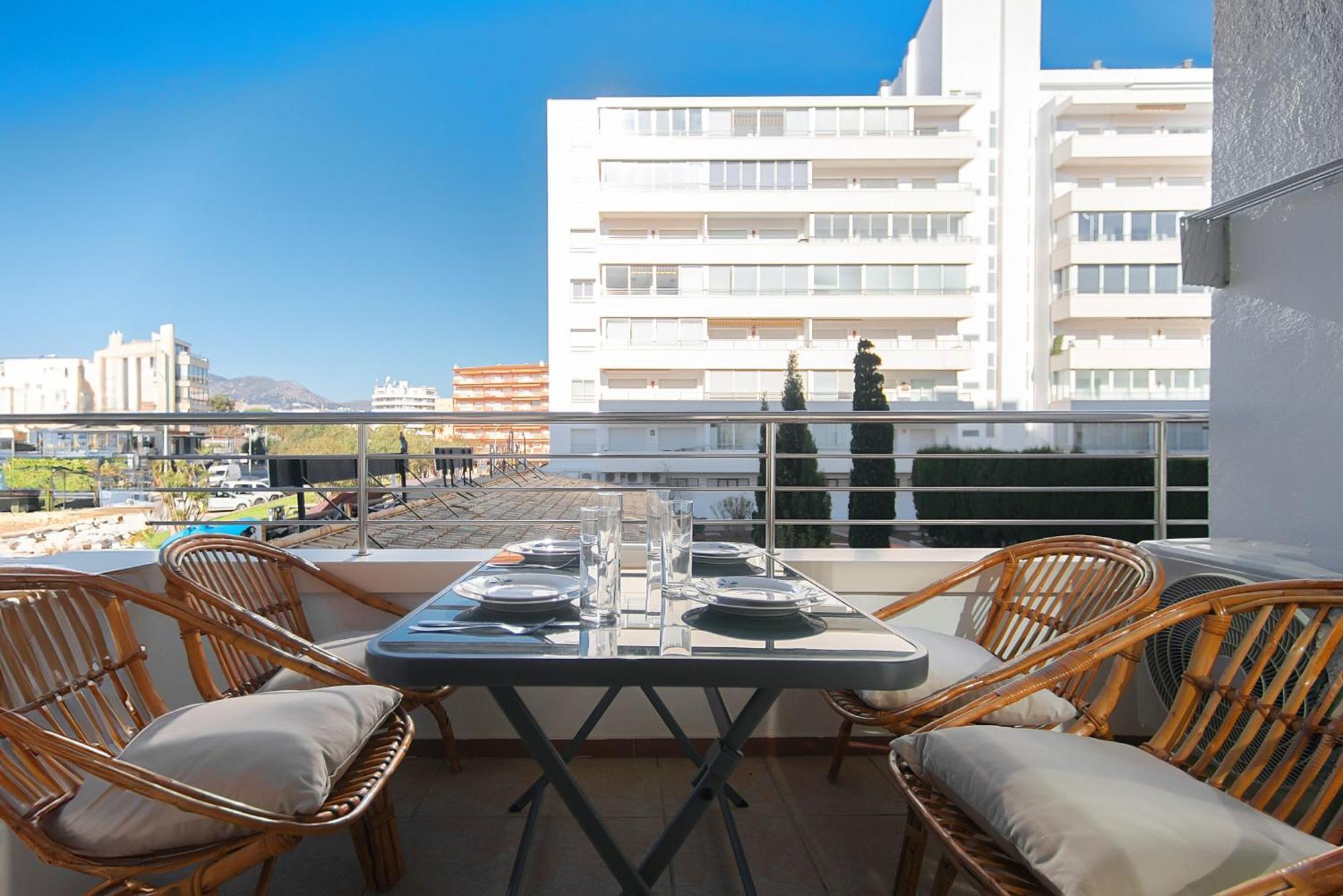 Welcs 224 Emp Con Terraza * Roses